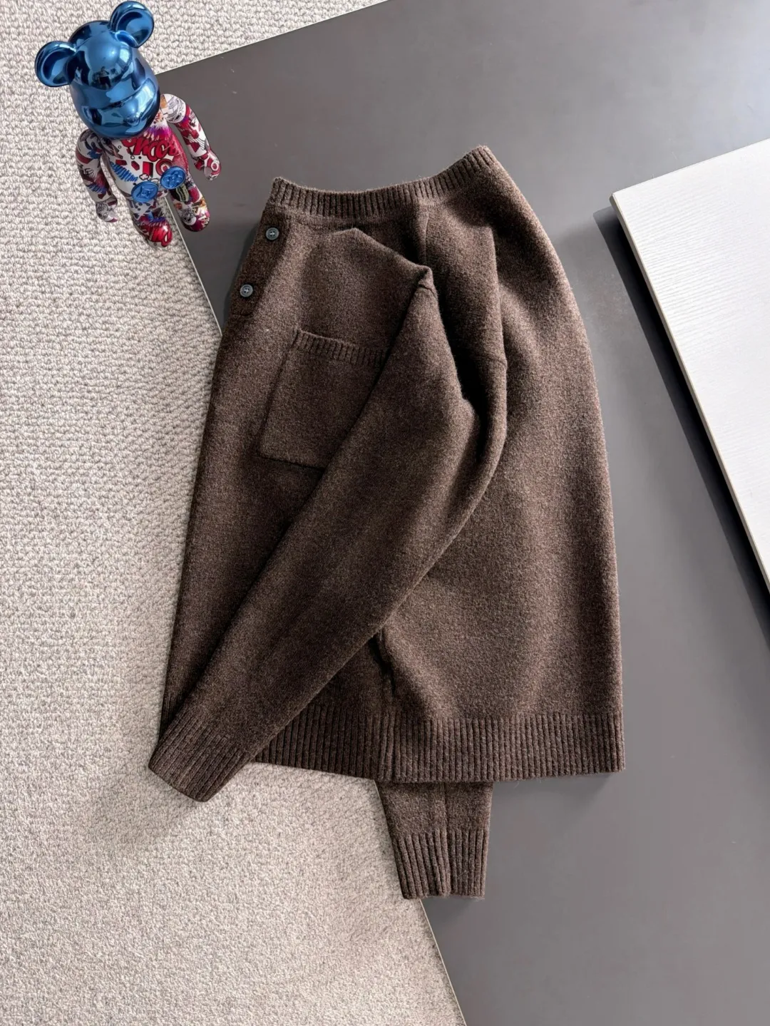 Next day shipping P195 Hermès 2026 Autumn and Winter latest sweater from the official website, now on sale at the counter simultaneously Hot Sale! Specially made of wool blended fabric. It feels comfortable and can be directly in contact with the skin. The logo badge is exquisitely embroidered, which is extremely eye-catching! The details highlight the fashionable charm of big brands. Exquisite workmanship. Three-dimensional cutting style. The wearing effect is invincible and handsome! All three standards are complete! Sizes:M-3XL